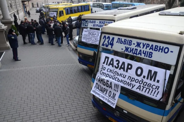 Перевізники пікетували Львівську ОДА, вимагаючи відставки керівника департаменту Лазара (Фоторепортаж) — фото 2