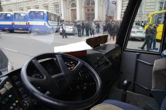 Перевізники пікетували Львівську ОДА, вимагаючи відставки керівника департаменту Лазара (Фоторепортаж) — фото 3