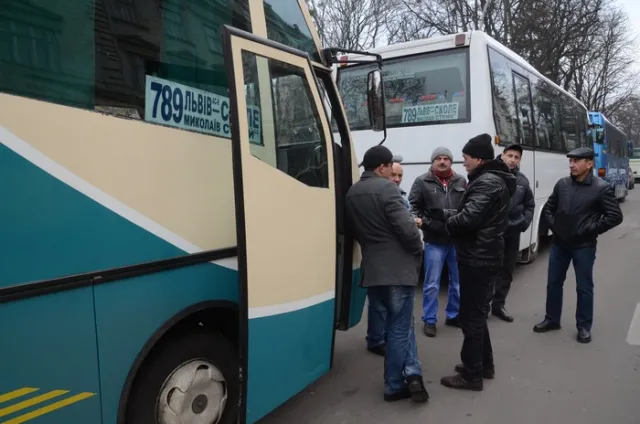 Перевізники пікетували Львівську ОДА, вимагаючи відставки керівника департаменту Лазара (Фоторепортаж) — фото 4
