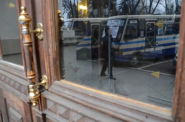 Перевізники пікетували Львівську ОДА, вимагаючи відставки керівника департаменту Лазара (Фоторепортаж) — фото 6
