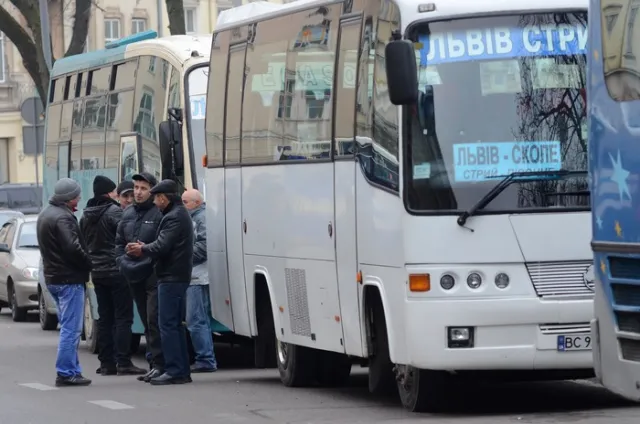 Перевізники пікетували Львівську ОДА, вимагаючи відставки керівника департаменту Лазара (Фоторепортаж) — фото 8