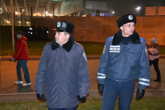Правоохоронці під час футбольного матчу на стадіоні «Арена-Львів» грубих порушень не виявили (Фото) — фото 4