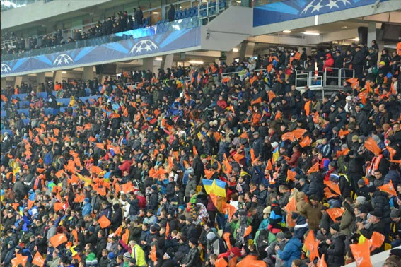 Правоохоронці під час футбольного матчу на стадіоні «Арена-Львів» грубих порушень не виявили (Фото) — фото 7