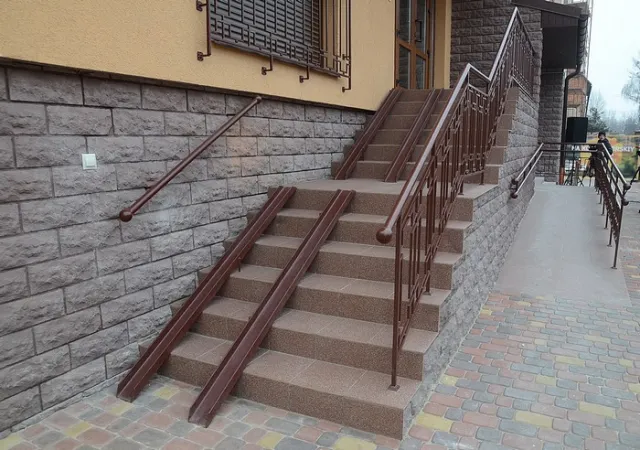 В експлуатацію здано першу багатоповерхівку із сонячними батареями (Фото) — фото 2