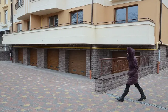 В експлуатацію здано першу багатоповерхівку із сонячними батареями (Фото) — фото 3