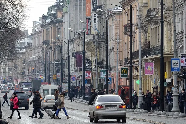 Львів’яни б’ють на сполох: ліхтарі на проспекті Свободи, яким понад сто років, демонтують (Фото) — фото 3
