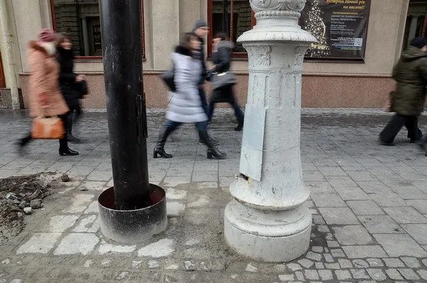 Львів’яни б’ють на сполох: ліхтарі на проспекті Свободи, яким понад сто років, демонтують (Фото) — фото 5