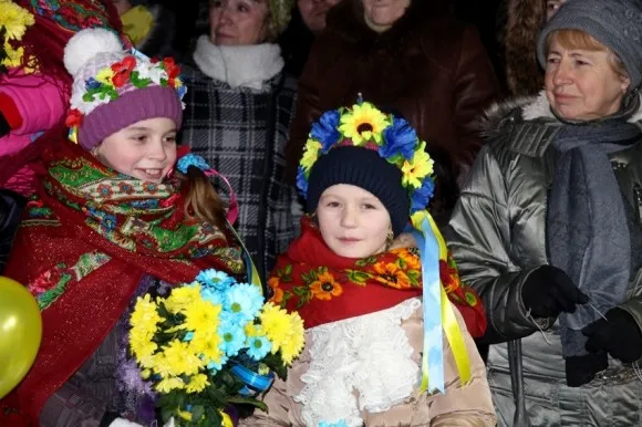 До Львова повернулися бійці 80-ї аеромобільної бригади. Героїв зустрічали дві тисячі львів'ян (Фоторепортаж) — фото 11