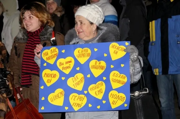 До Львова повернулися бійці 80-ї аеромобільної бригади. Героїв зустрічали дві тисячі львів'ян (Фоторепортаж) — фото 12