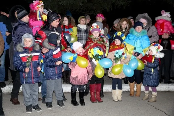 До Львова повернулися бійці 80-ї аеромобільної бригади. Героїв зустрічали дві тисячі львів'ян (Фоторепортаж) — фото 13