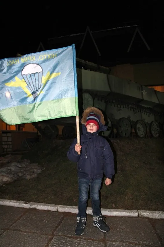 До Львова повернулися бійці 80-ї аеромобільної бригади. Героїв зустрічали дві тисячі львів'ян (Фоторепортаж) — фото 14