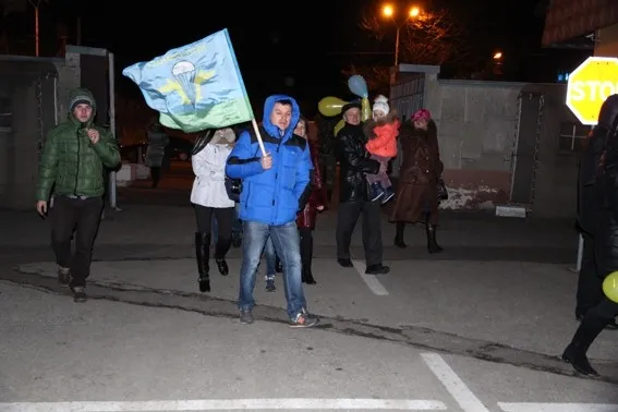 До Львова повернулися бійці 80-ї аеромобільної бригади. Героїв зустрічали дві тисячі львів'ян (Фоторепортаж) — фото 16