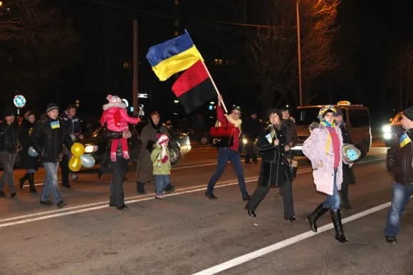 До Львова повернулися бійці 80-ї аеромобільної бригади. Героїв зустрічали дві тисячі львів'ян (Фоторепортаж) — фото 17