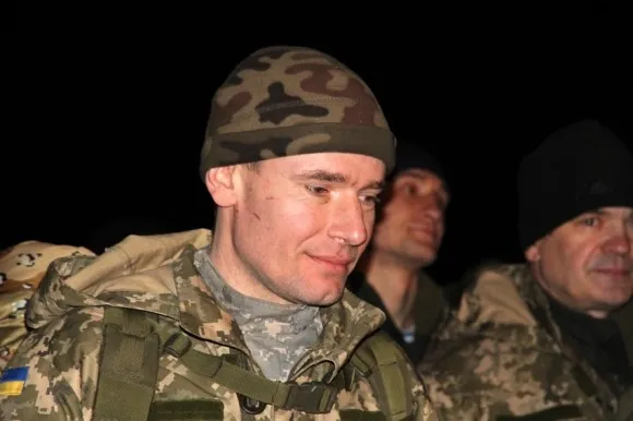 До Львова повернулися бійці 80-ї аеромобільної бригади. Героїв зустрічали дві тисячі львів'ян (Фоторепортаж) — фото 19