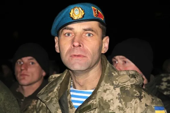 До Львова повернулися бійці 80-ї аеромобільної бригади. Героїв зустрічали дві тисячі львів'ян (Фоторепортаж) — фото 3