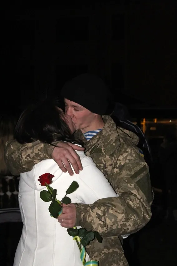 До Львова повернулися бійці 80-ї аеромобільної бригади. Героїв зустрічали дві тисячі львів'ян (Фоторепортаж) — фото 4