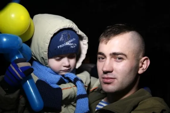 До Львова повернулися бійці 80-ї аеромобільної бригади. Героїв зустрічали дві тисячі львів'ян (Фоторепортаж) — фото 7