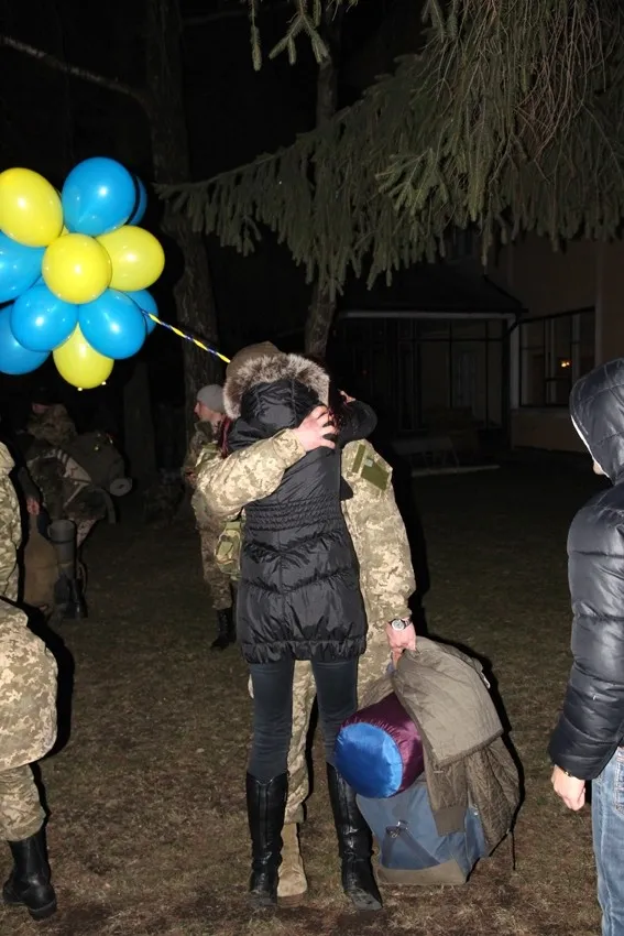 До Львова повернулися бійці 80-ї аеромобільної бригади. Героїв зустрічали дві тисячі львів'ян (Фоторепортаж) — фото 8