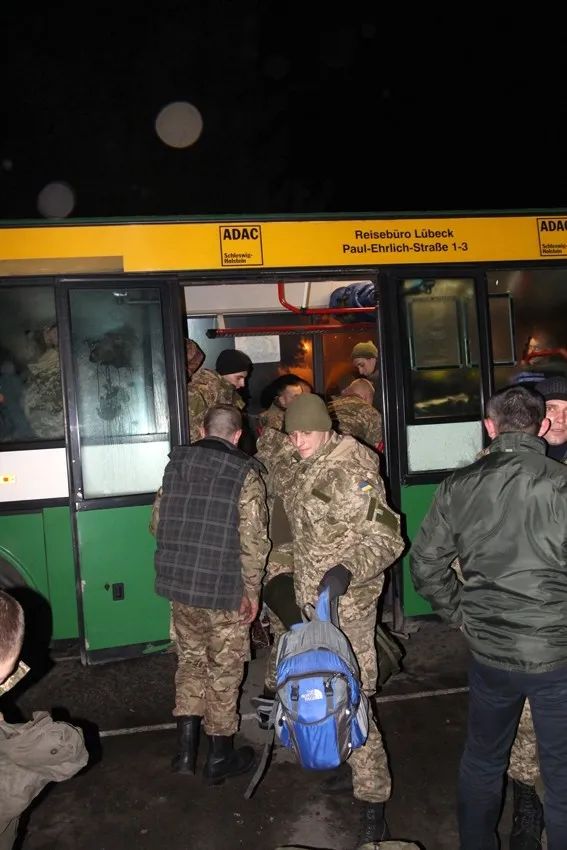 До Львова повернулися бійці 80-ї аеромобільної бригади. Героїв зустрічали дві тисячі львів'ян (Фоторепортаж) — фото 9