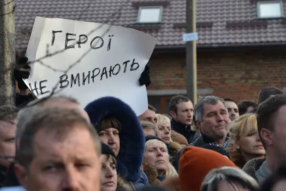 Загиблого в АТО бійця батальйону «Львів» люди зустрічали зі свічками стоячи на колінах (Фоторепортаж) — фото 1