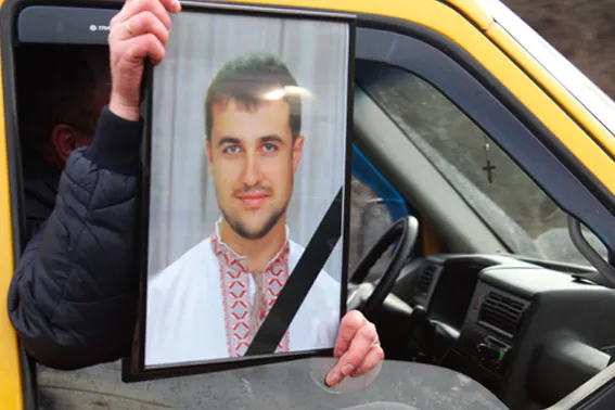 Загиблого в АТО бійця батальйону «Львів» люди зустрічали зі свічками стоячи на колінах (Фоторепортаж) — фото 2