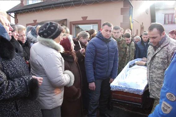 Загиблого в АТО бійця батальйону «Львів» люди зустрічали зі свічками стоячи на колінах (Фоторепортаж) — фото 12