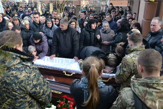 Загиблого в АТО бійця батальйону «Львів» люди зустрічали зі свічками стоячи на колінах (Фоторепортаж) — фото 3