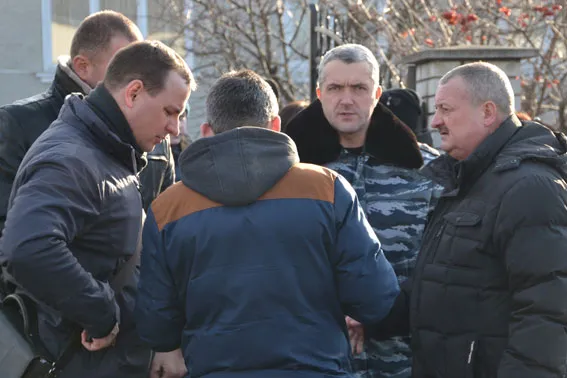 Загиблого в АТО бійця батальйону «Львів» люди зустрічали зі свічками стоячи на колінах (Фоторепортаж) — фото 4