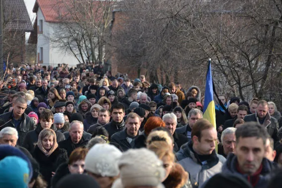 Загиблого в АТО бійця батальйону «Львів» люди зустрічали зі свічками стоячи на колінах (Фоторепортаж) — фото 5