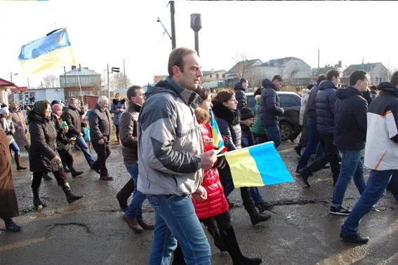 Загиблого в АТО бійця батальйону «Львів» люди зустрічали зі свічками стоячи на колінах (Фоторепортаж) — фото 6