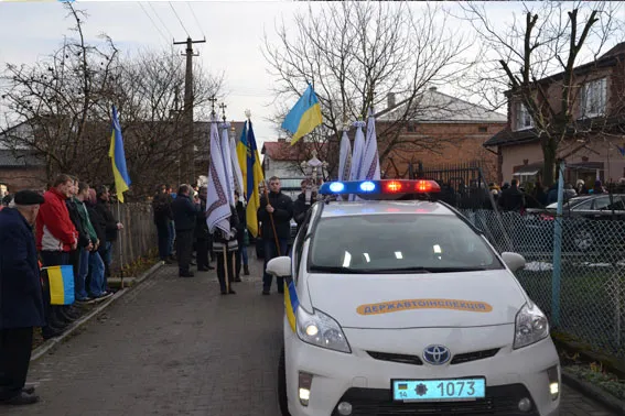 Загиблого в АТО бійця батальйону «Львів» люди зустрічали зі свічками стоячи на колінах (Фоторепортаж) — фото 7