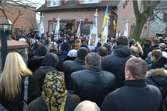 Загиблого в АТО бійця батальйону «Львів» люди зустрічали зі свічками стоячи на колінах (Фоторепортаж) — фото 8