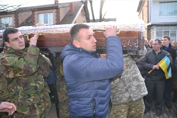 Загиблого в АТО бійця батальйону «Львів» люди зустрічали зі свічками стоячи на колінах (Фоторепортаж) — фото 9