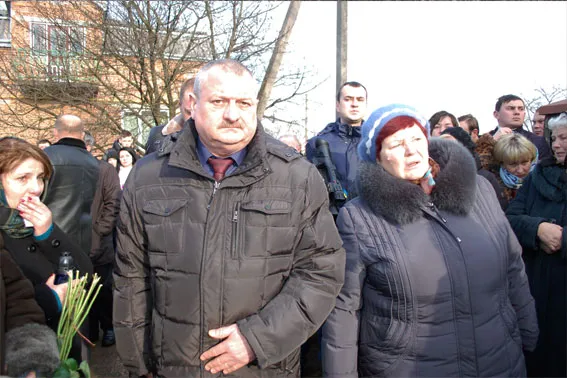 Загиблого в АТО бійця батальйону «Львів» люди зустрічали зі свічками стоячи на колінах (Фоторепортаж) — фото 10