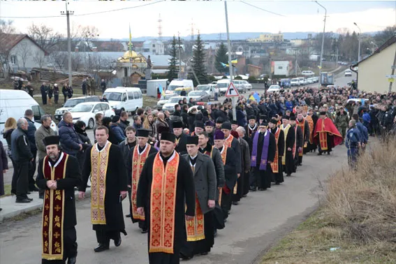 Поховали сержанта міліції Тараса Дороша, котрий загинув від кулі снайпера в зоні проведення АТО (Фоторепортаж) — фото 13