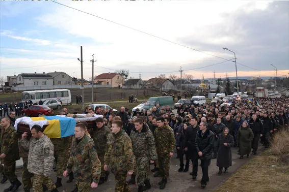 Поховали сержанта міліції Тараса Дороша, котрий загинув від кулі снайпера в зоні проведення АТО (Фоторепортаж) — фото 5