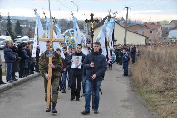Поховали сержанта міліції Тараса Дороша, котрий загинув від кулі снайпера в зоні проведення АТО (Фоторепортаж) — фото 7