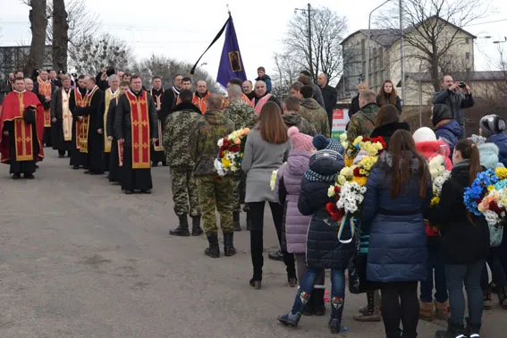 Поховали сержанта міліції Тараса Дороша, котрий загинув від кулі снайпера в зоні проведення АТО (Фоторепортаж) — фото 9