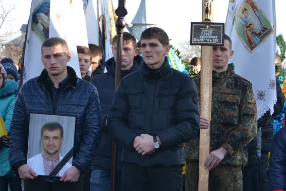 Поховали сержанта міліції Тараса Дороша, котрий загинув від кулі снайпера в зоні проведення АТО (Фоторепортаж) — фото 10