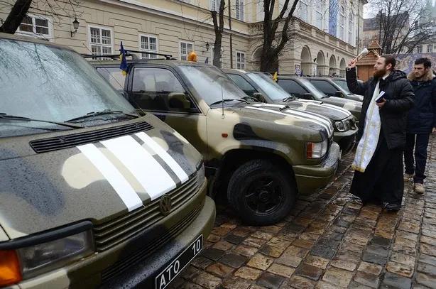 Для військових у зону АТО передали десять автомобілів (Фото) + (Відео) — фото 1