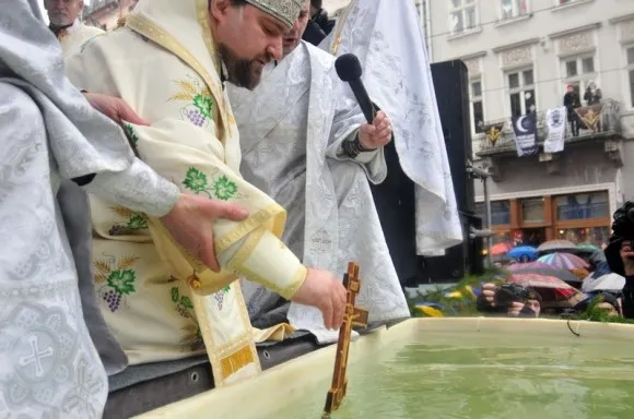 На площі Ринок відбулось загальноміське освячення води (Фоторепортаж) — фото 5