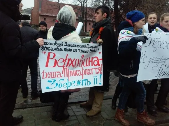 Близько 40 учасників ансамблю «Верховина» провели пікет біля обласної ради (Фото) — фото 1