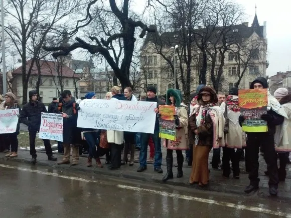 Близько 40 учасників ансамблю «Верховина» провели пікет біля обласної ради (Фото) — фото 2