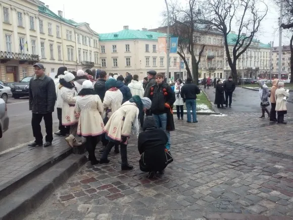 Близько 40 учасників ансамблю «Верховина» провели пікет біля обласної ради (Фото) — фото 4