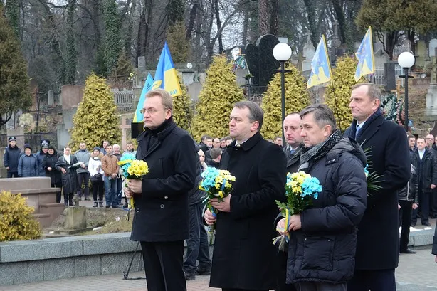 Львів’яни віддали шану воїнам УГА та новітнім героям України (Фоторепортаж) + (Відео) — фото 8