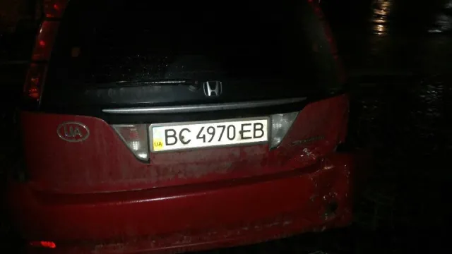 У Львові автомобіль протаранив два легковики і зник з місця ДТП (Фоторепортаж) — фото 1