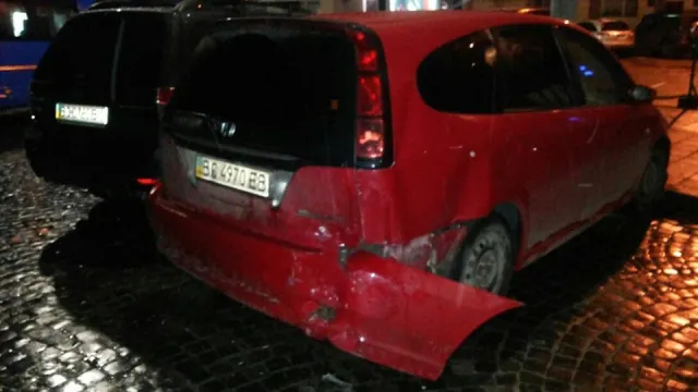 У Львові автомобіль протаранив два легковики і зник з місця ДТП (Фоторепортаж) — фото 2