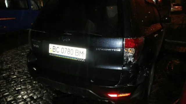 У Львові автомобіль протаранив два легковики і зник з місця ДТП (Фоторепортаж) — фото 5