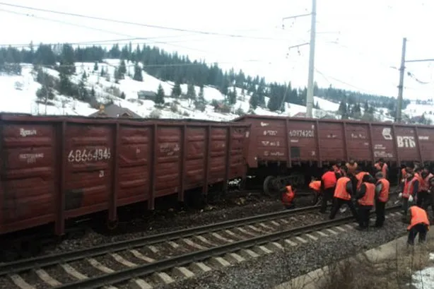 З колії зійшло десять вагонів з залізною рудою (Відео) — фото 1