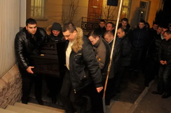 До Львова доправили тіло загиблого в зоні АТО Сергія Невеличука (Фото) — фото 4